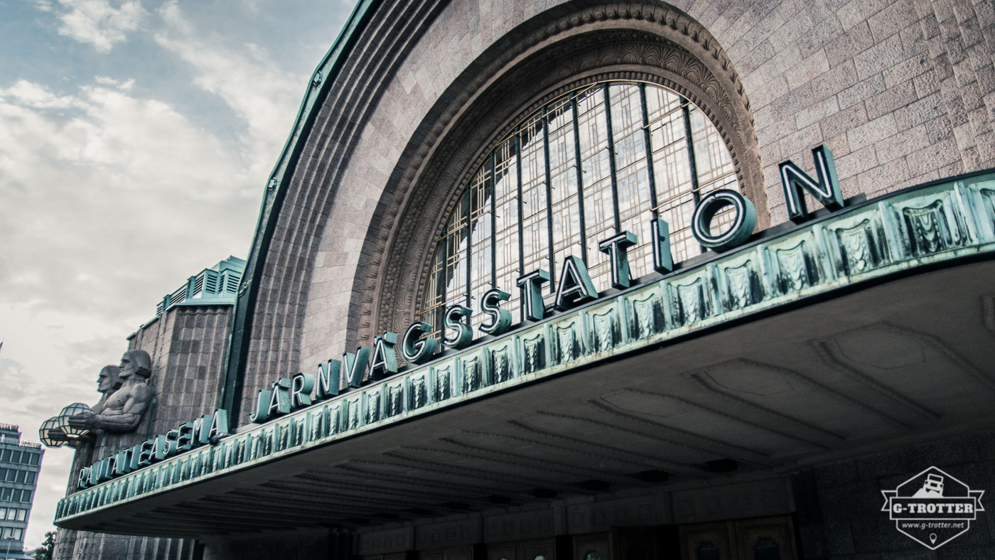 Der beeindruckende Hauptbahnhofs in Helsinki (Rautatieasema Järnvägsstation).