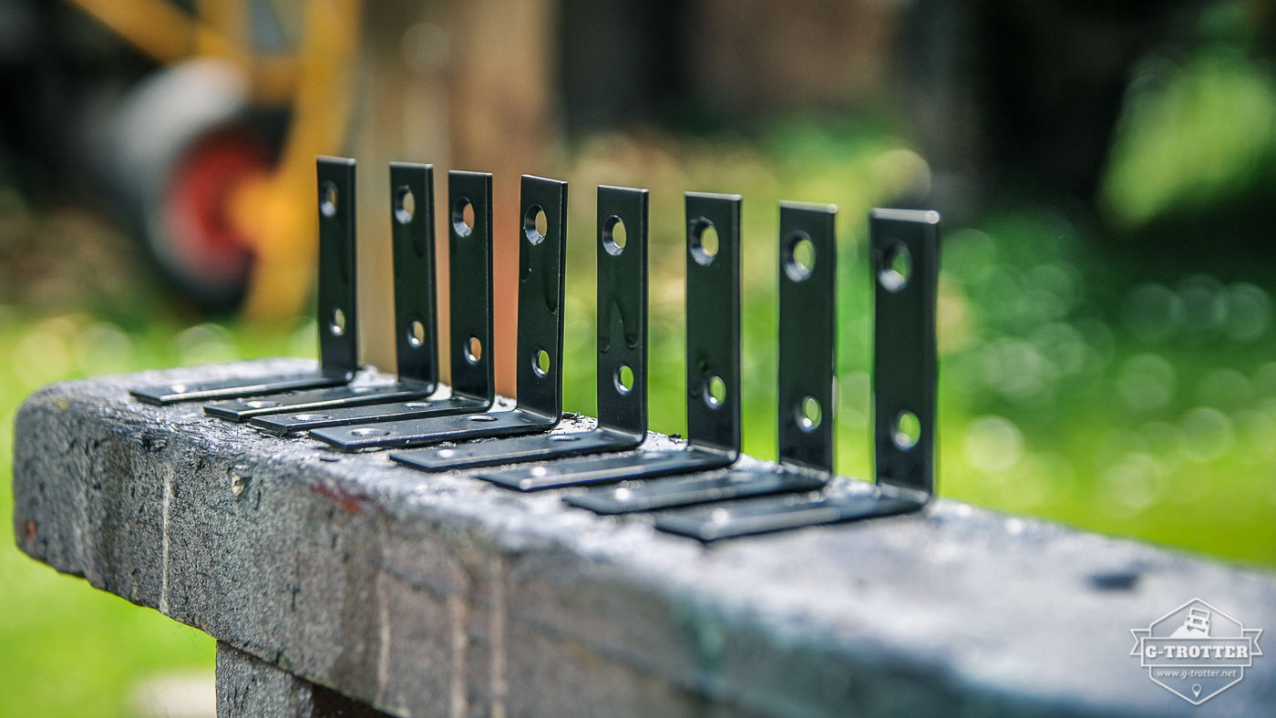 Black angle brackets matched better with our color scheme than golden ones. Hence, we varnished them (at least those which were mounted on the outside of the furniture). 