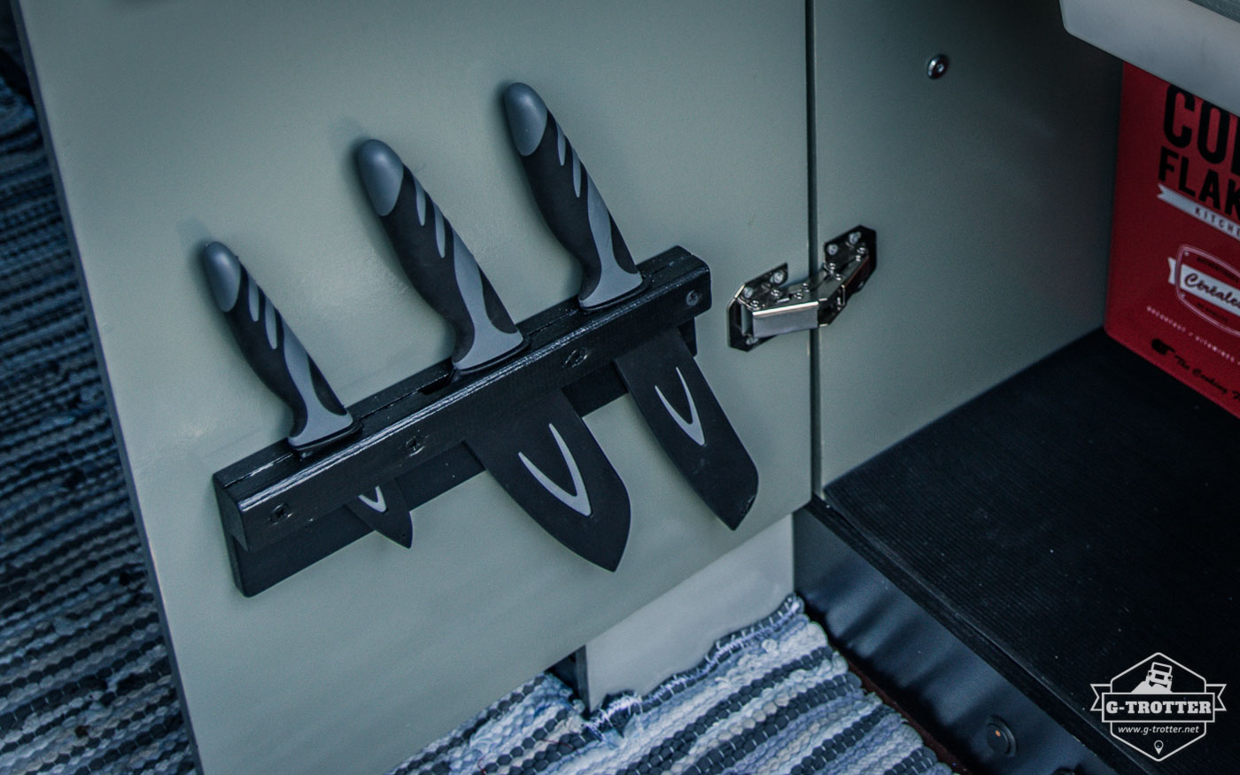 On the inside of the kitchen cupboard's door we mounted do-it-yourself holders for knives and small cutting boards.