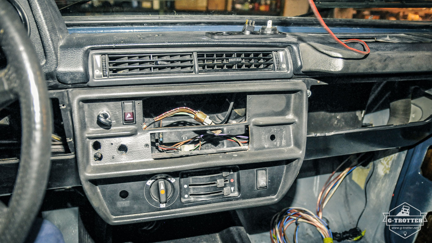 Looks much better. The cables in the dashboard had been identified and arranged properly. 