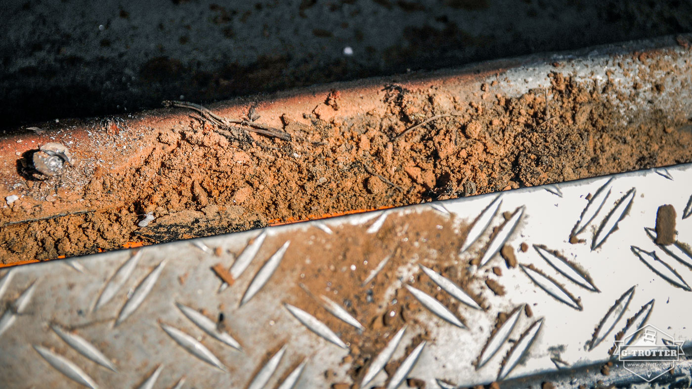 Sand found under the rear part of the floor plate. 