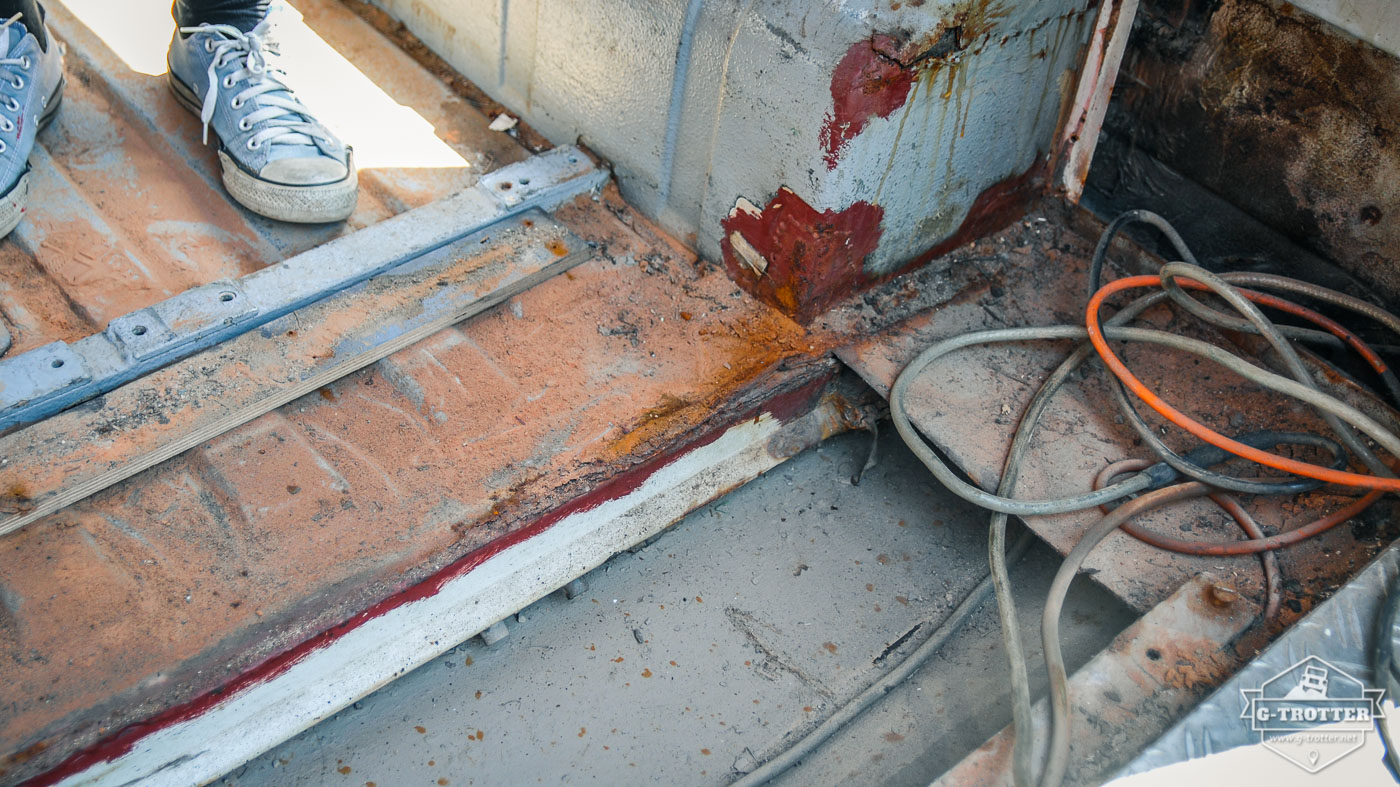 The dimensions of the compartment in the floor became evident after removing the floor plate.