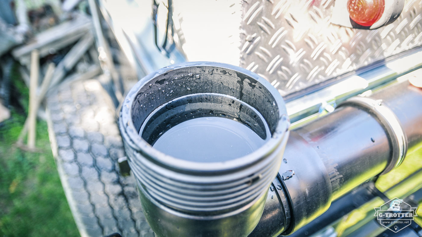 How much water is in the pipe can only be determined by opening the tank lid and having a look inside.