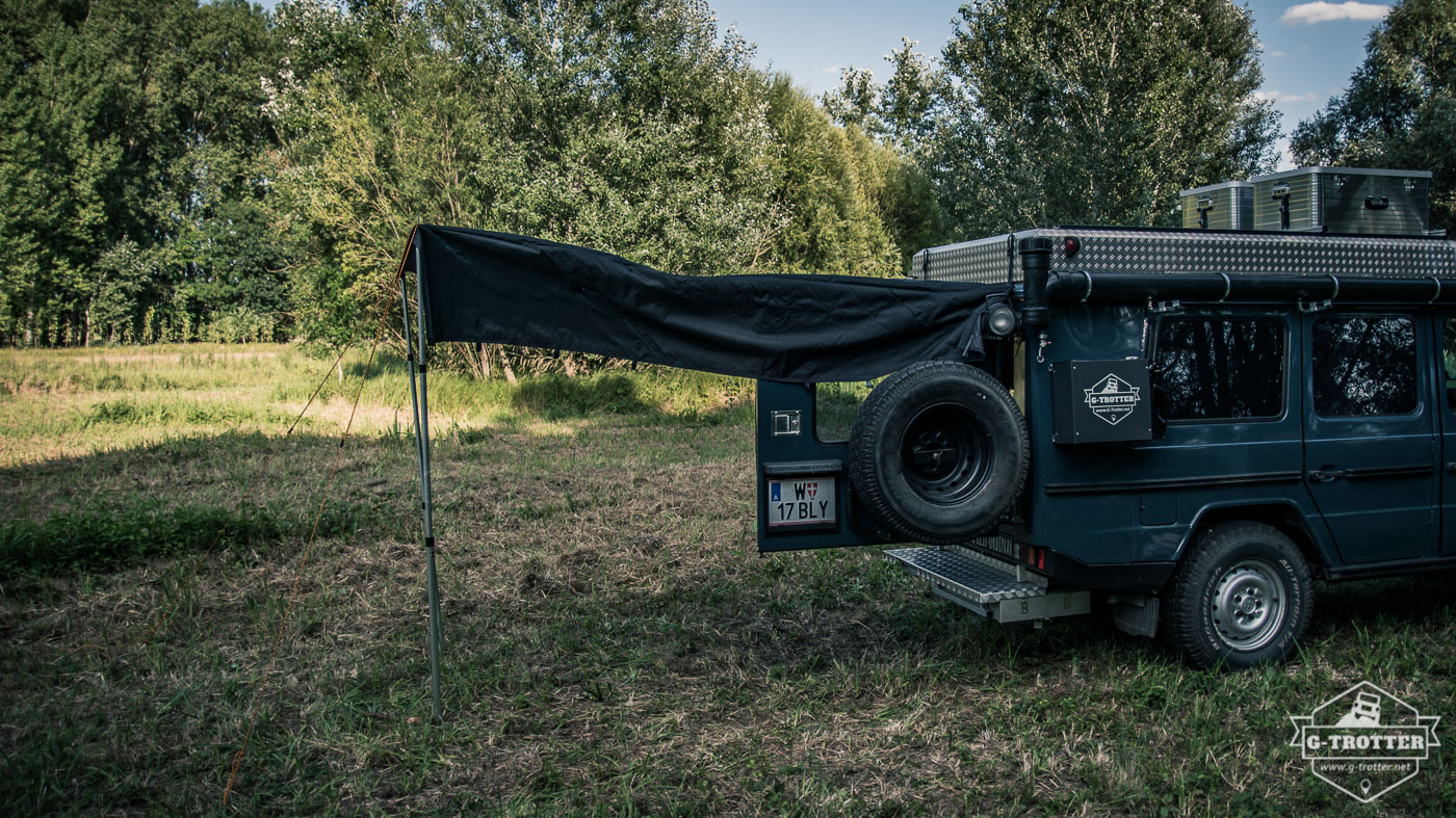 The 40 cm “oversize” of the awning, which was required in order to use it also as shower curtain, is not bothersome at all.