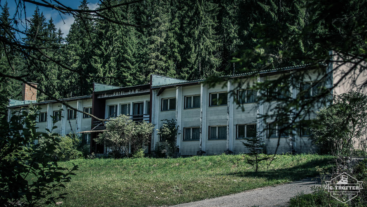 Instead of visiting the Ice Cave we found another abandoned hotel in the woods.