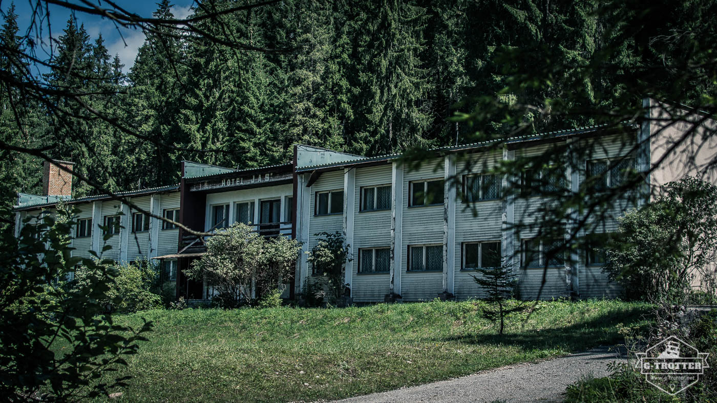 Statt der Eishöhle treffen wir aber erneut auf ein verlassenes Hotel.