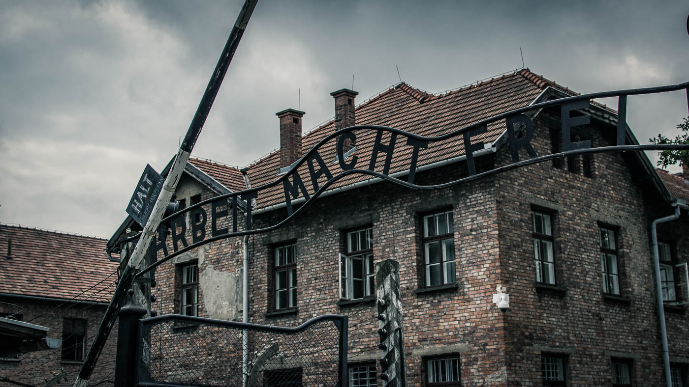 Auch wir machen das obligatorische Foto am Eingang von Auschwitz I, fühlen uns dabei aber unwohl.