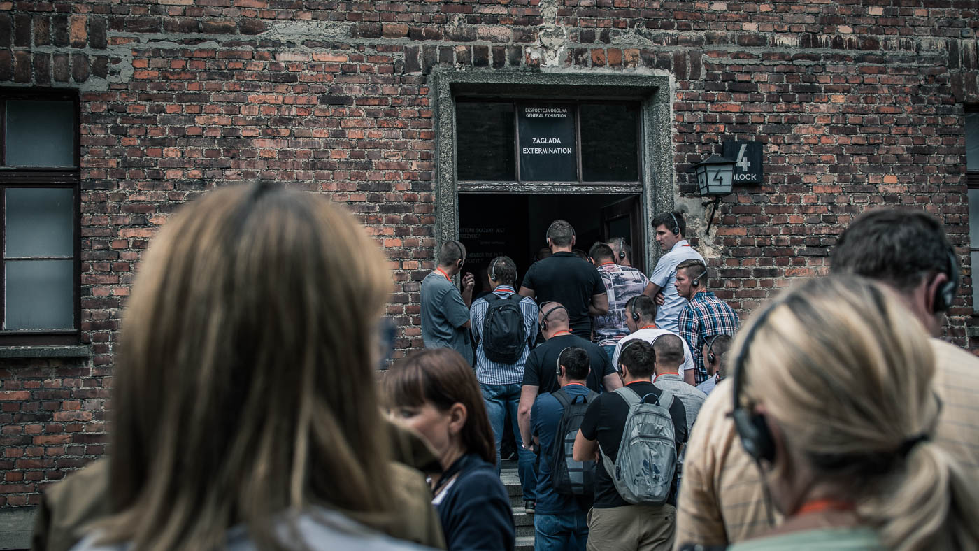 Auf Grund der zahlreichen Besucher kommt es immer wieder zu einer Warteschlange bei den Eingängen in die Gebäude von Auschwitz I.