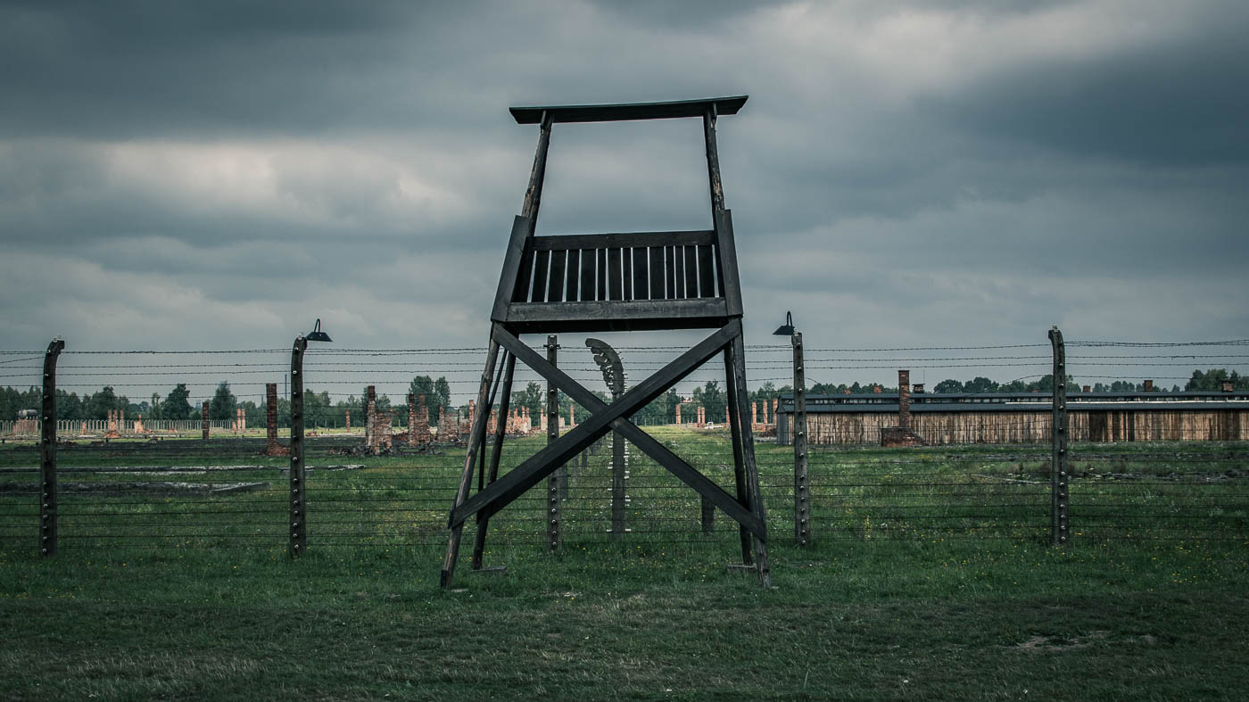 Einer der zahlreichen Wachtürme in Auschwitz II-Birkenau.
