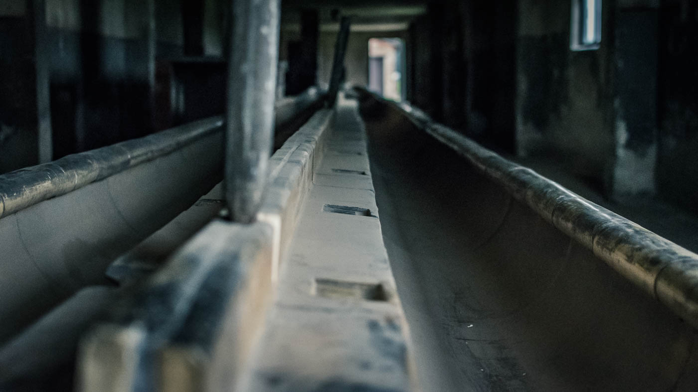 Eine Möglichkeit sich notdürftig zu waschen im Inneren einer Barracke in Auschwitz II-Birkenau.