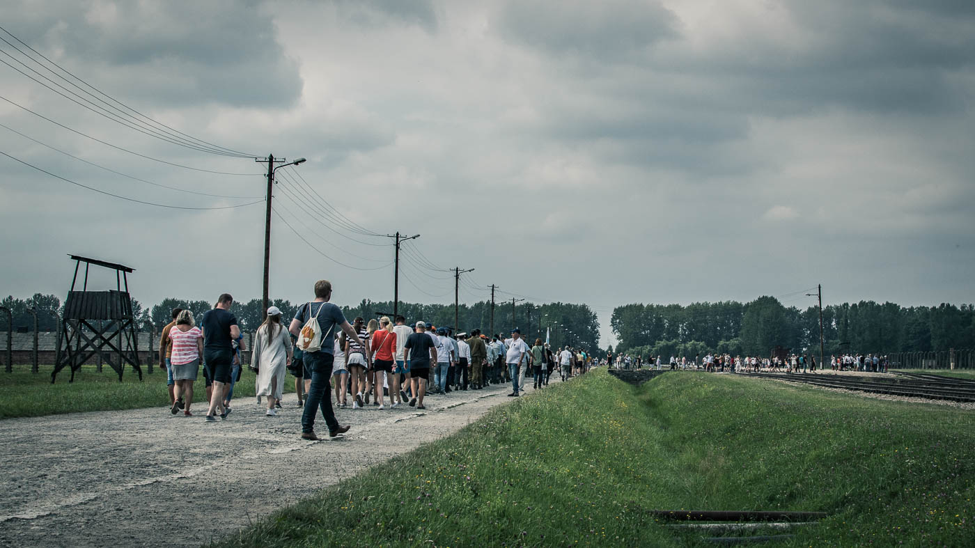 Auch in Auschwitz II-Birkenau sind viele BesucherInnen, doch es gibt auch weniger überlaufene Orte abseits der Touristenpfade.
