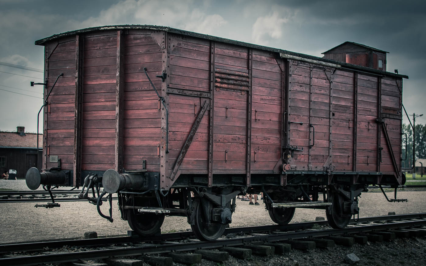 Ein alter Zugwaggon an der sogenannten Entladerampe, wo die SS die Selektion der Ankommenden durchführte. 