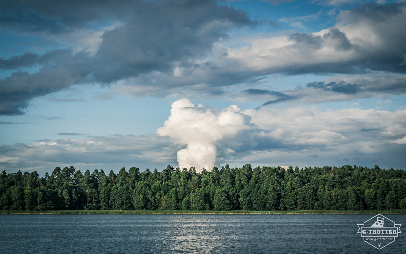 Beeindruckende Wolken über den See in Augustow. 