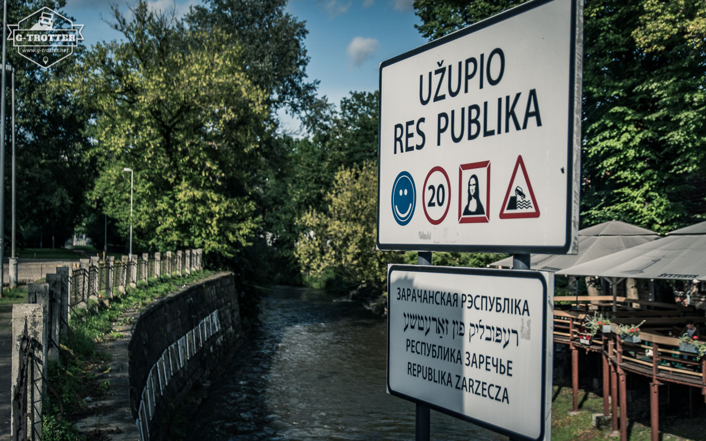 Užupis ist ein Stadtteil am Rand der Altstadt, der vor allem von KünstlerInnen und Kreativen bewohnt wird. Einige Bewohner riefen als Kunstaktion die unabhängige Republik Užupis aus, die über eine Verfassung, eine Flagge und einen Präsidenten verfügt.