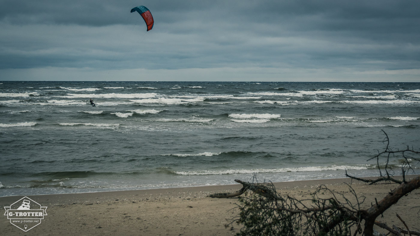 Ein tapferer Kitesurfer am Kap Kolka. 