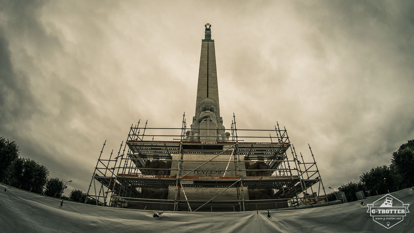 Das Freiheitsdenkmal in Riga wird gerade renoviert. 