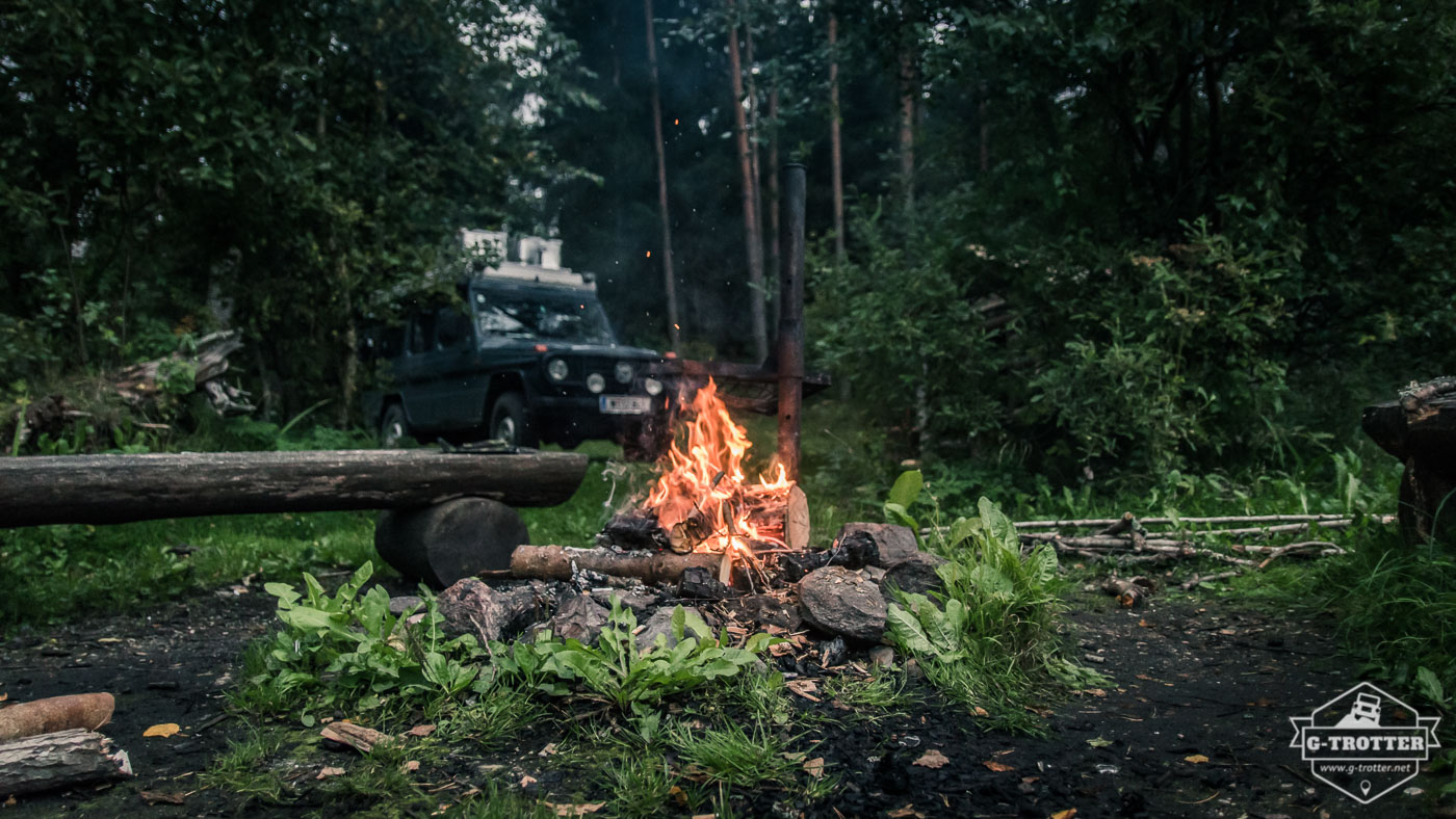 Es geht doch nichts über ein schönes Lagerfeuer an einem einsamen Stellplatz.