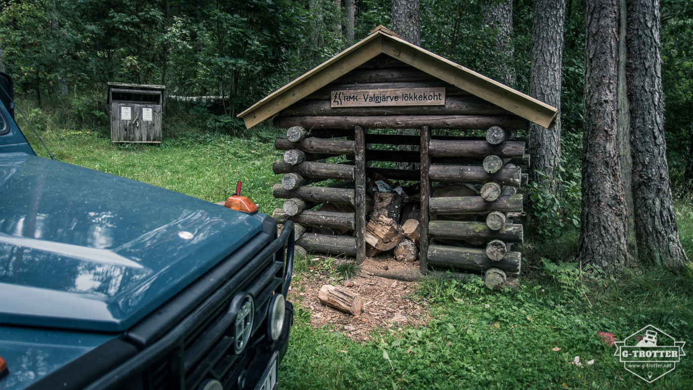 At some free campsites of the national forest management (RMK) even some firewood is provided.