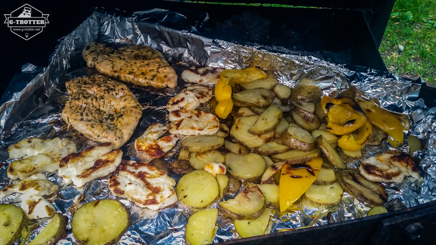 Ein typisches, über dem Lagerfeuer gegrilltes Abendessen.