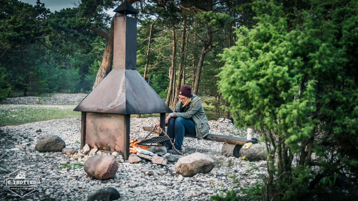 Auch auf der Insel Saaremaa wir man von der nationalen Forstverwaltung geradezu eingeladen, sich am Lagerfeuer zu entspannen.