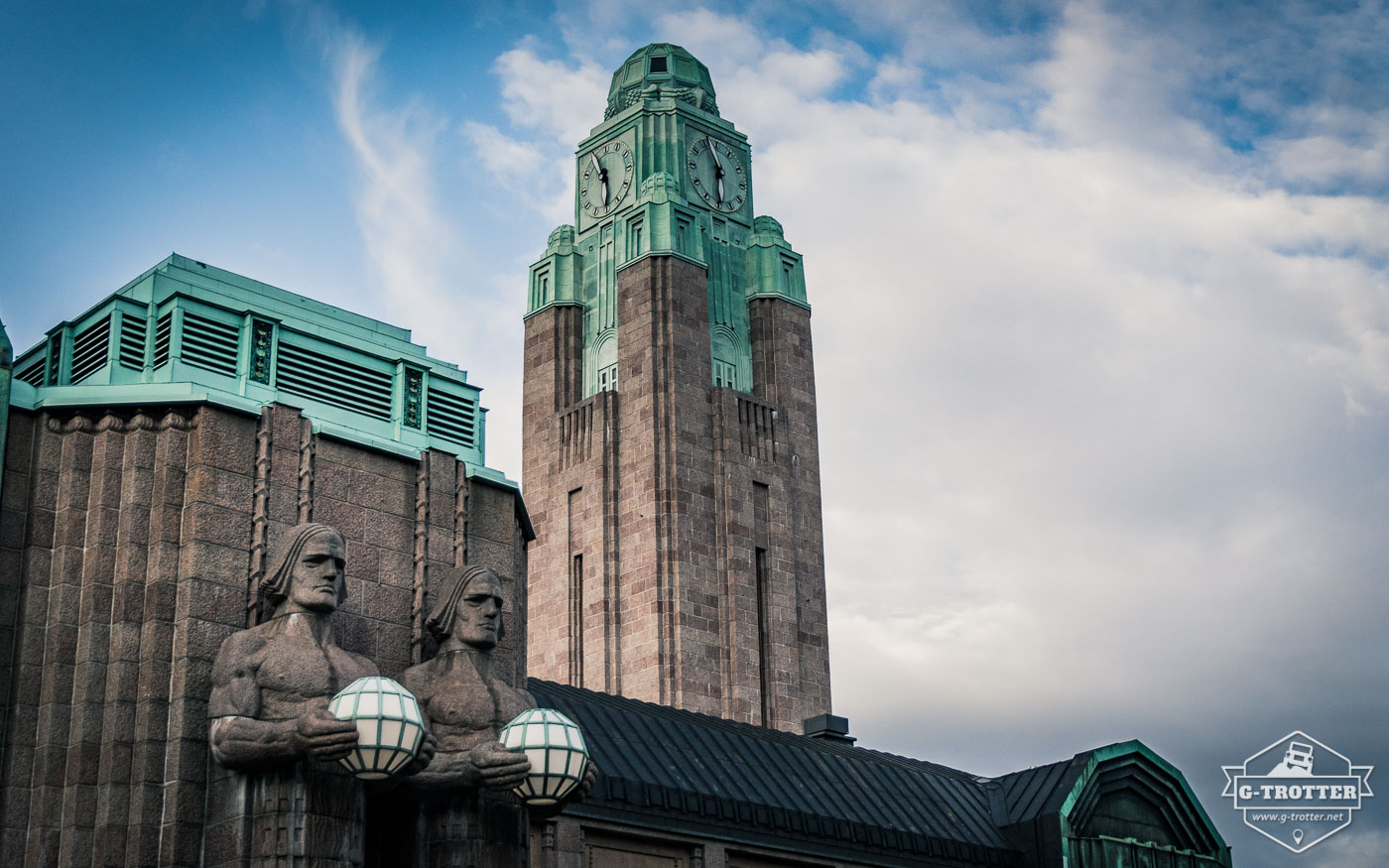 Das beeindruckende Gebäude des Bahnhofs in Helsinki (Rautatieasema Järnvägsstation).