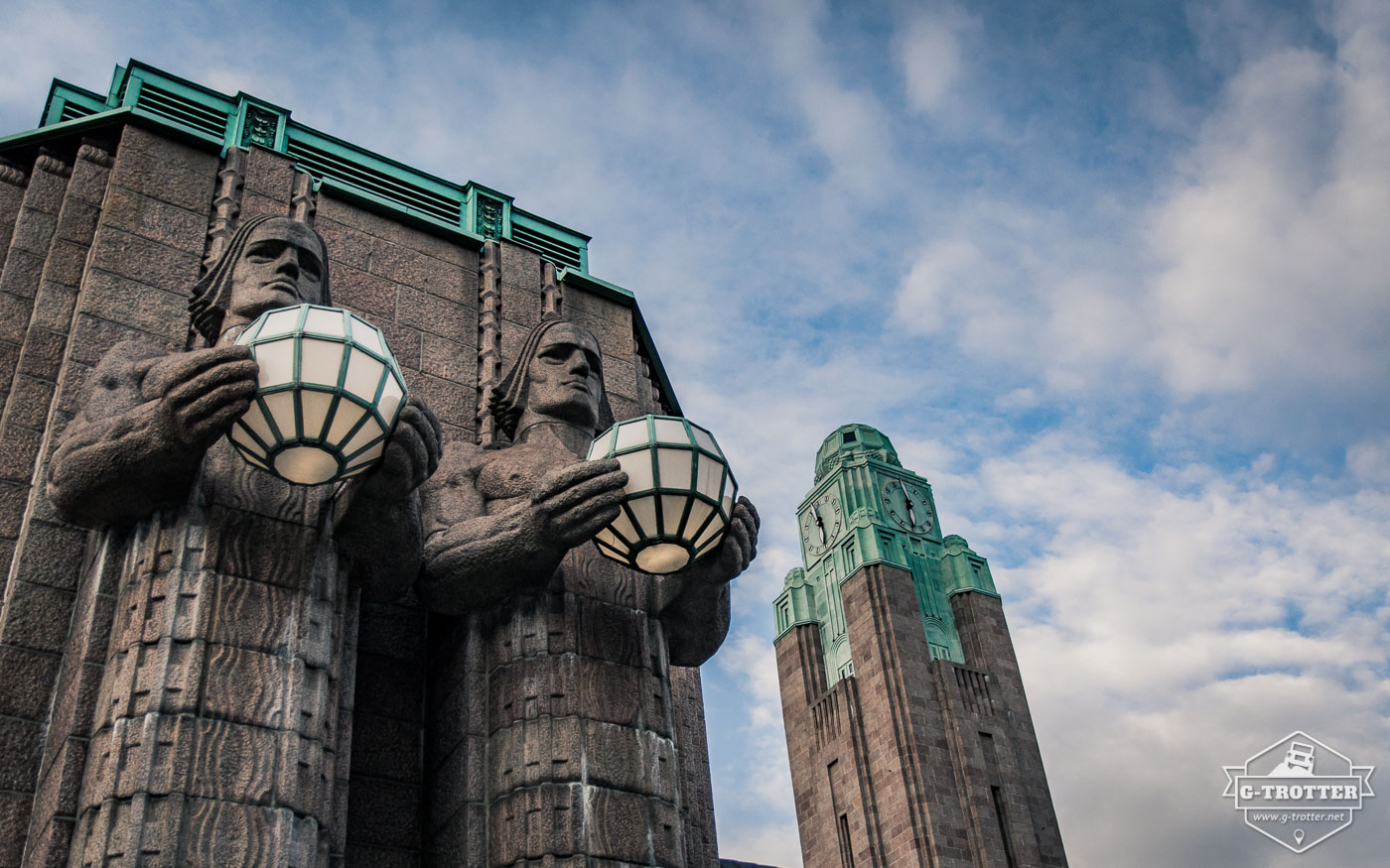 Das beeindruckende Gebäude des Hauptbahnhofs in Helsinki (Rautatieasema Järnvägsstation).