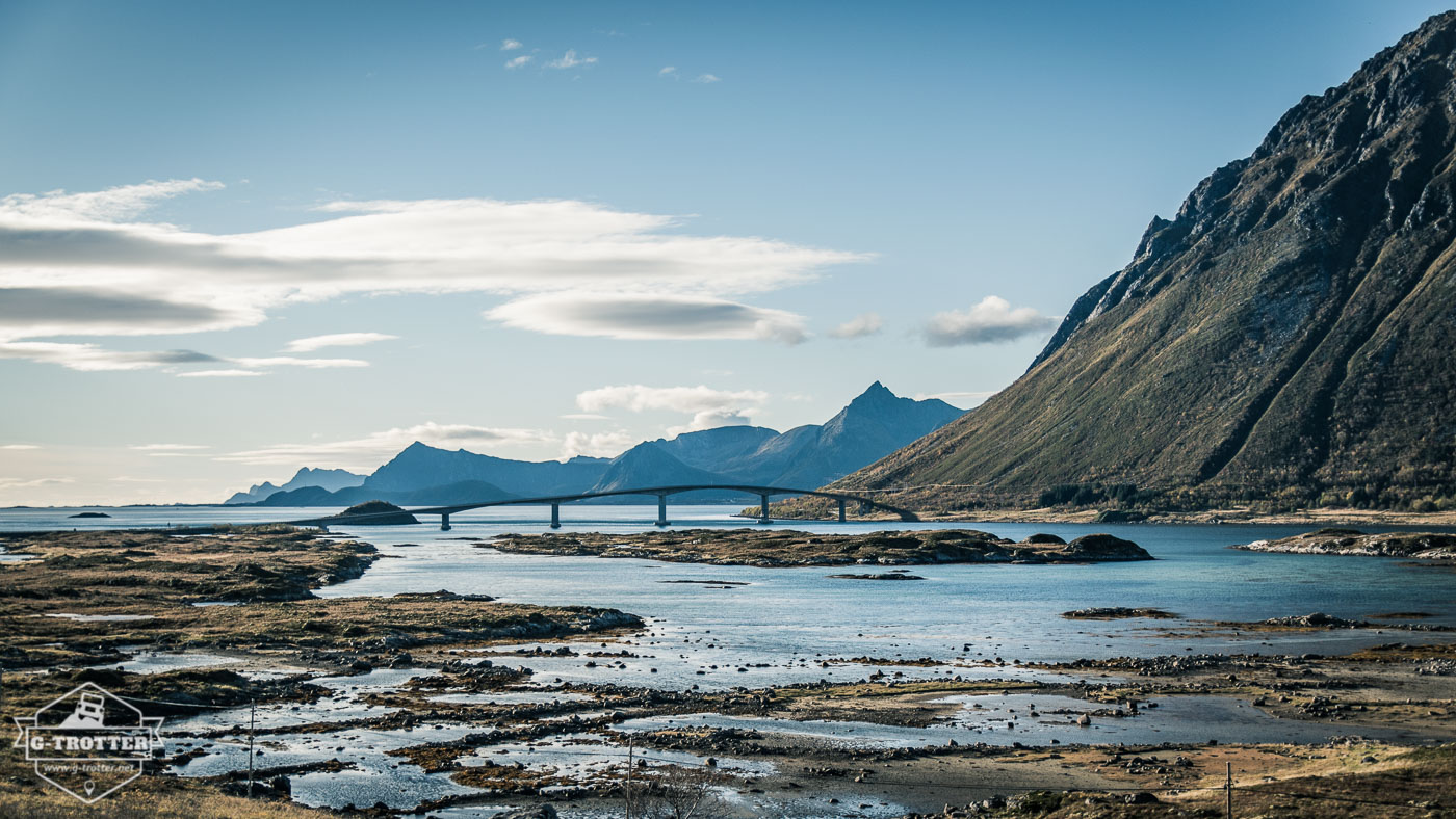 Viele filigran anmutende Brücken verbinden die kleinen Inseln der Lofoten miteinander. 