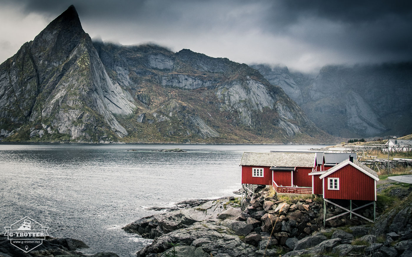 Die für die Lofoten typischen roten Fischerhütten (Rorbuer).