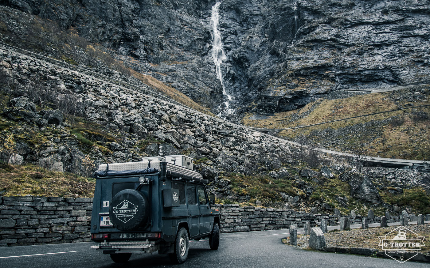 Wenn man Trollstigen fährt, passiert man auch einige Wasserfälle. 