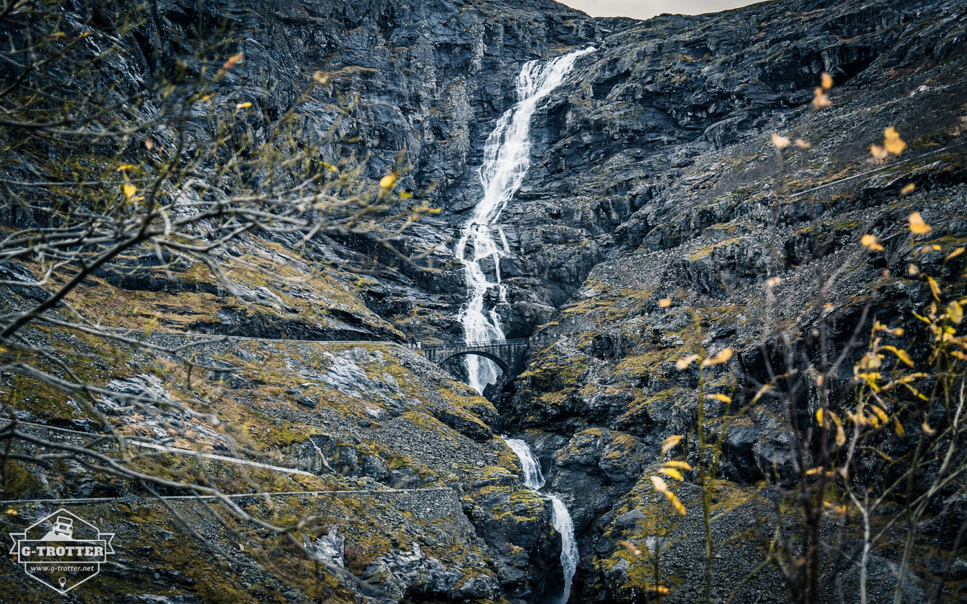 Wasserfall an der Trollstigen Serpentinenstraße. 