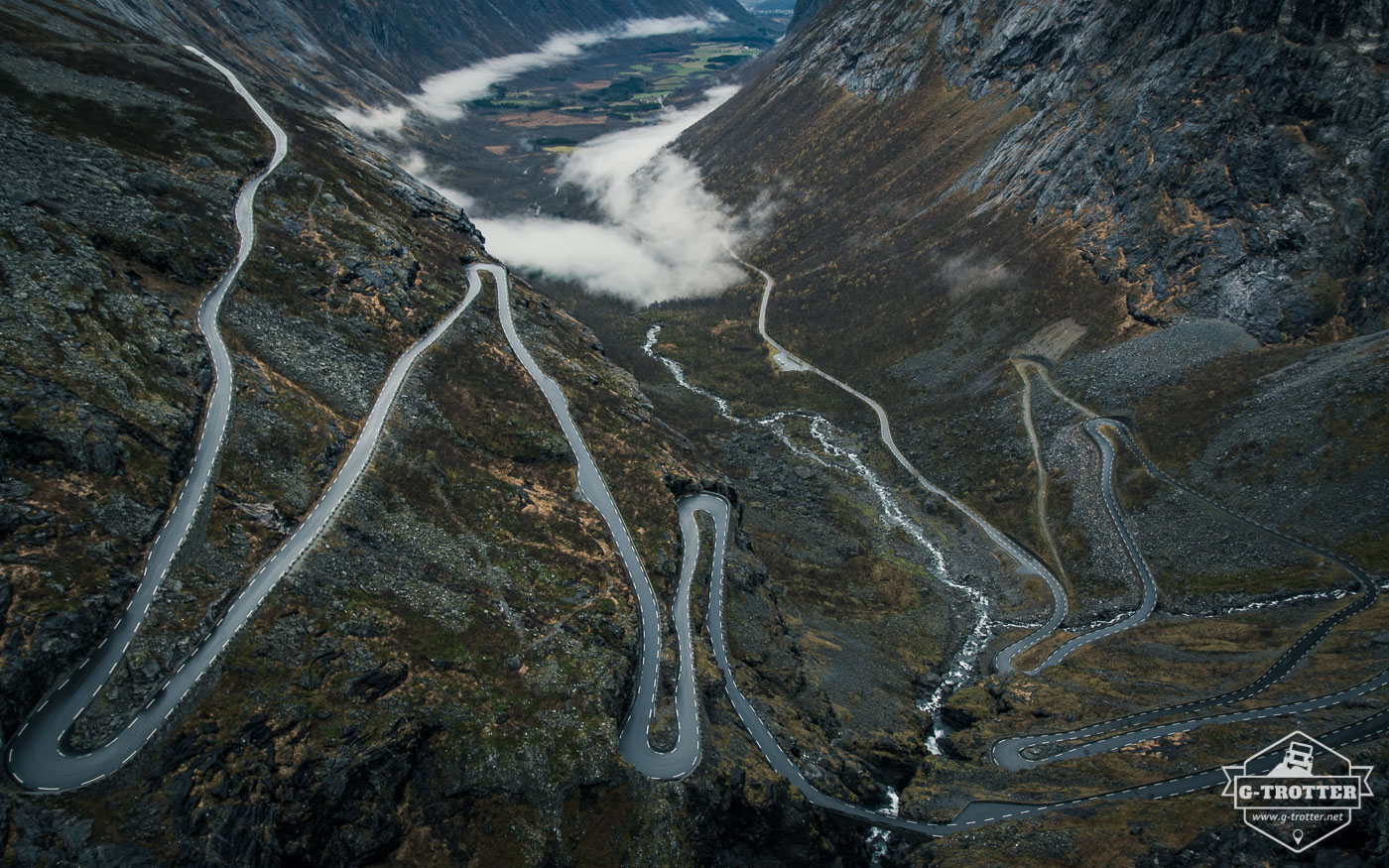 Blick von oben auf die Trollstigen. 