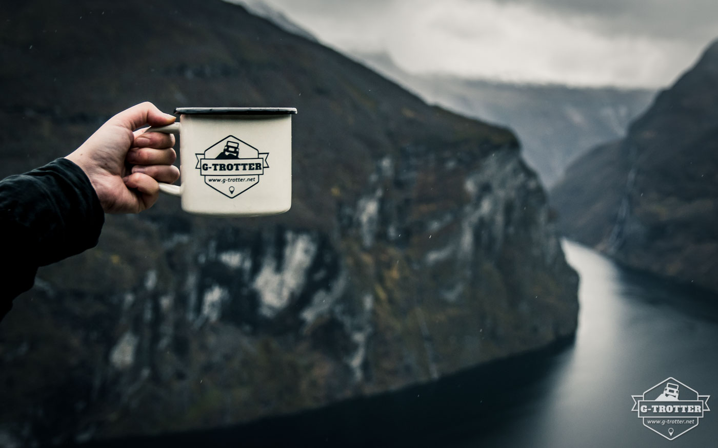 Wir frühstücken hoch oben über dem Geiranger Fjord. 