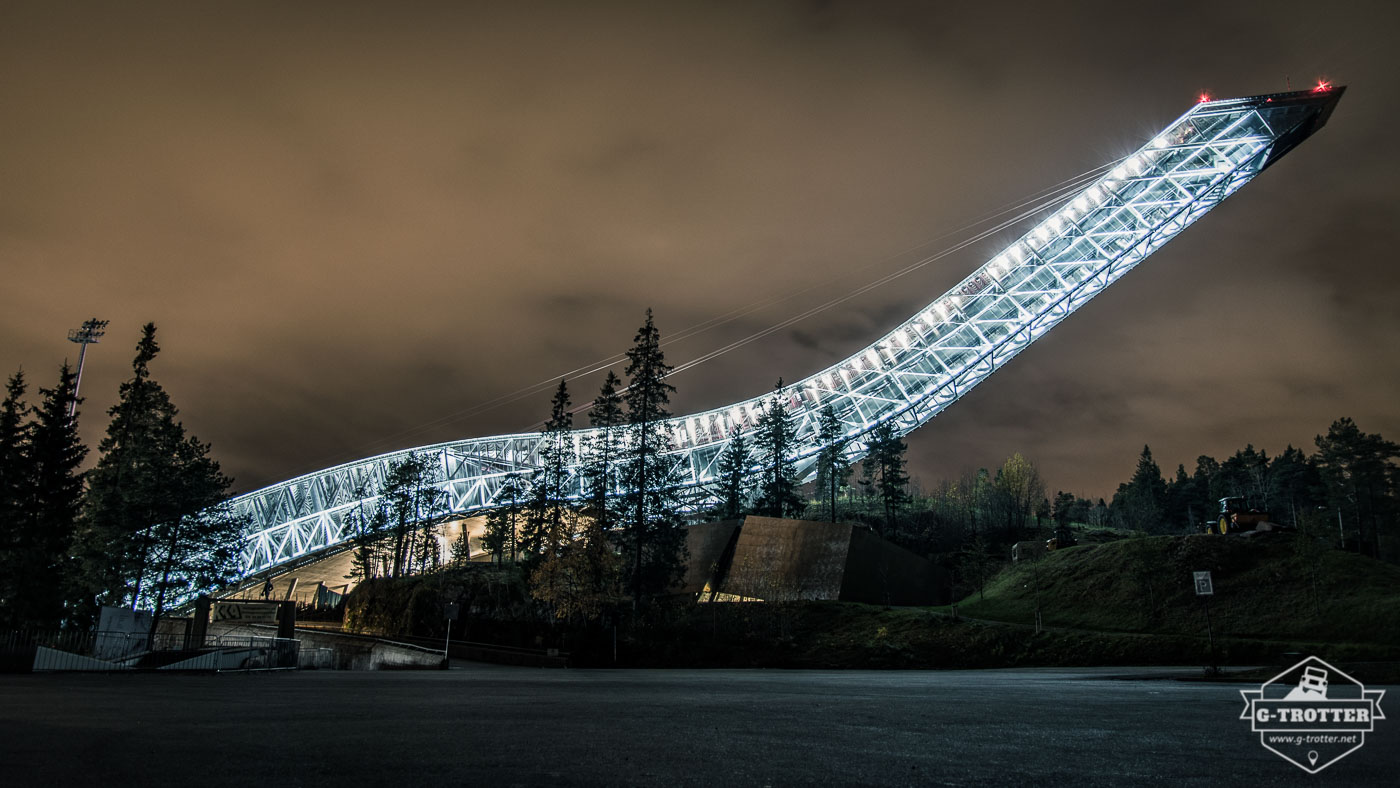 Die Schisprungschanze Holmenkollen ausserhalb Oslos bei Nacht. 