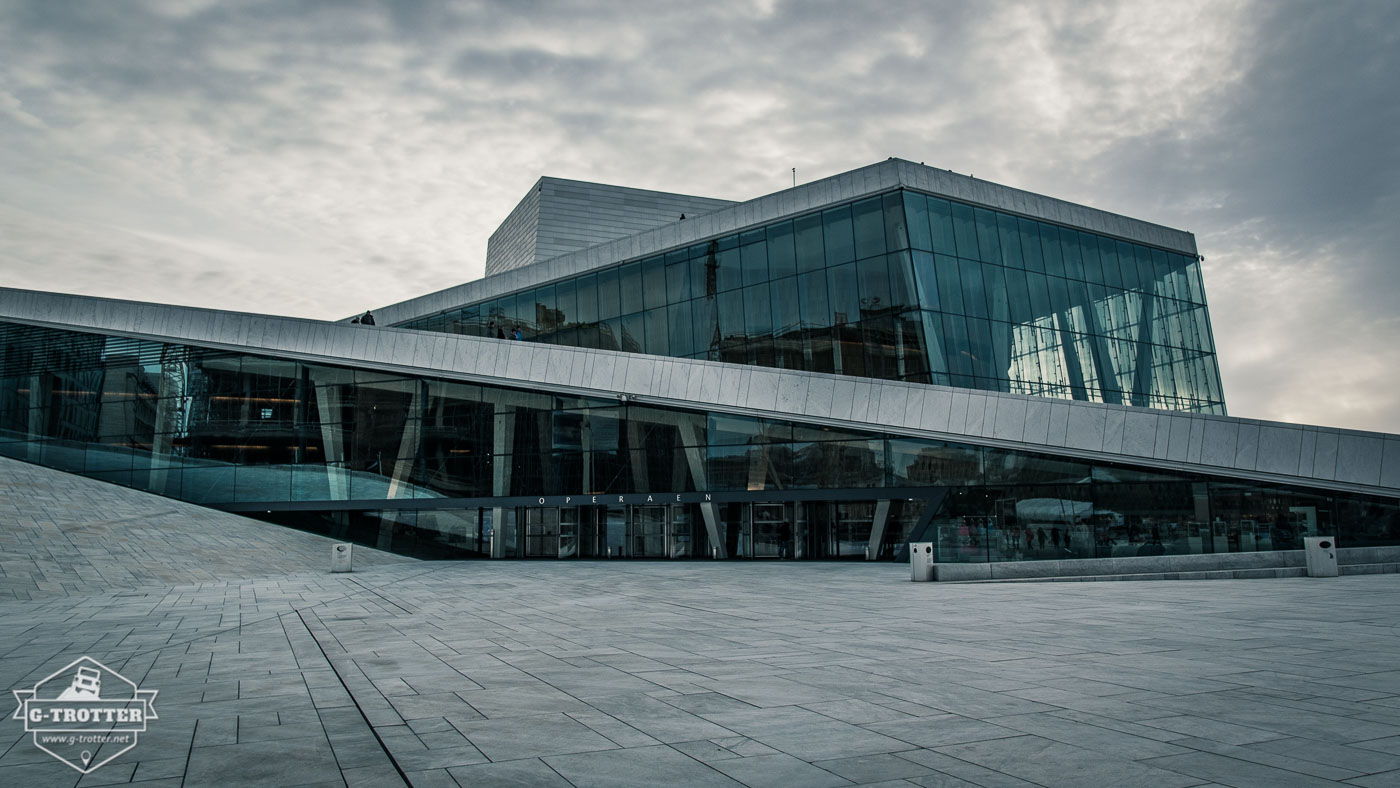 The new opera house at the port of Oslo impresses with its architecture.