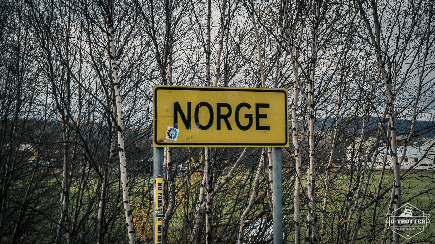 An inconspicuous sign at the border crossing Finland-Norway.