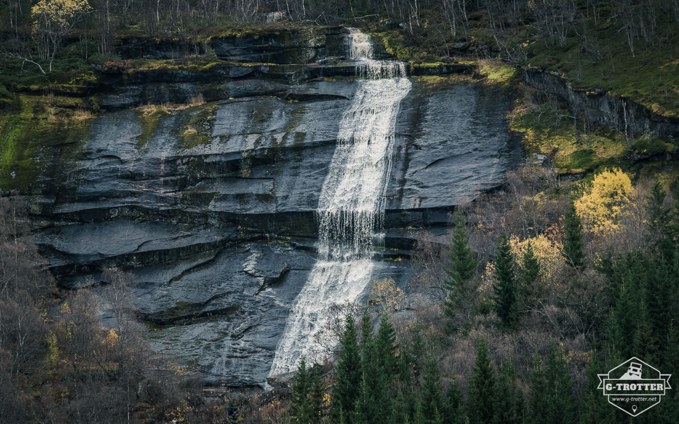 Nach einem Regen strömen Wasserfälle aus Felsvorsprüngen. 