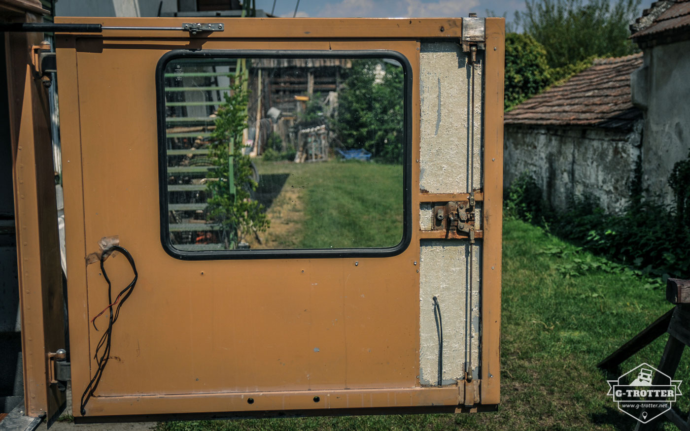 The closing mechanism of the rear door did not work flawlessly. Hence, we dismantled, cleaned and remounted it. At this occasion we also renewed the insulation. 