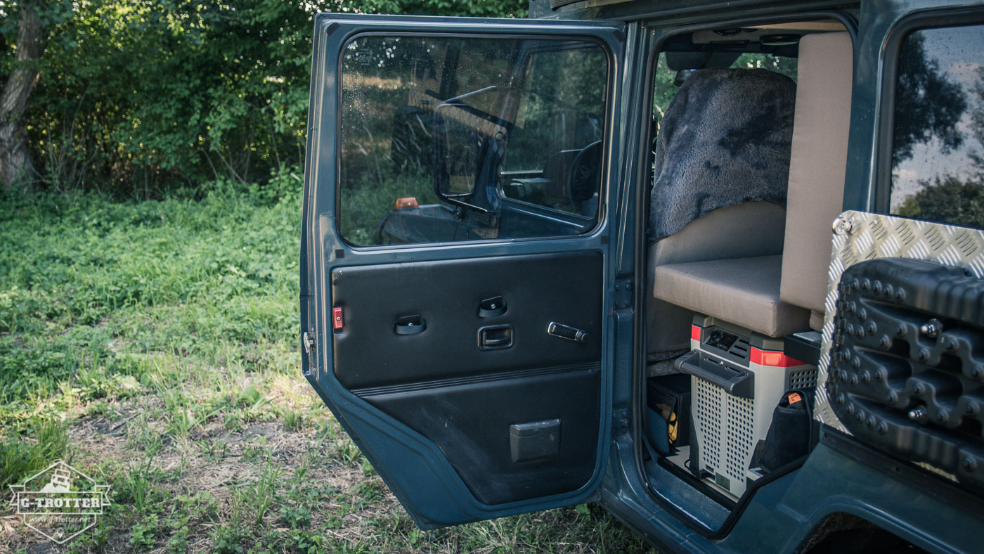 The reconditioned car doors. We had to remove the original handle, since otherwise it would have collided with the cooler at closing. Although it's not foreseen to close this door from inside, we have mounted straps which facilitate the closing from the inside in case it's needed.