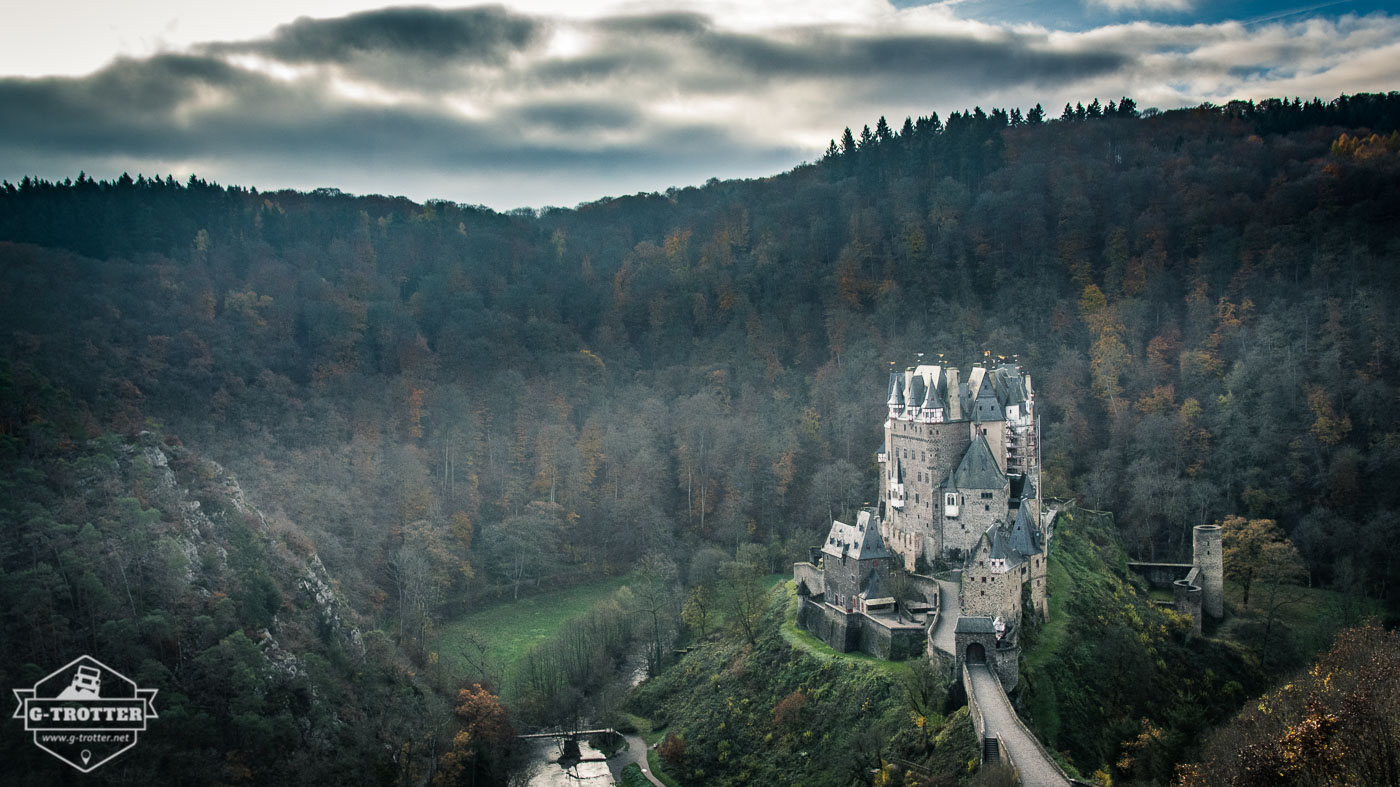 Die wunderschön gelegene Burg Eltz.