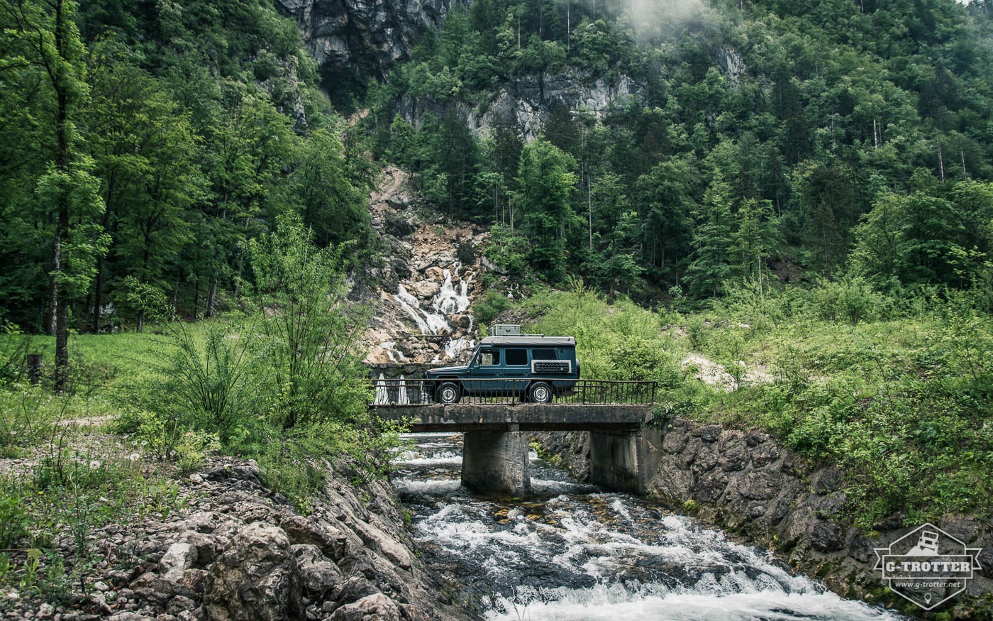 Am Weg zurück von unserem ersten Stellplatz mussten wir natürlich noch einen kurzen Stopp auf dieser kleinen Brücke machen. Mit dem mit Wasserfall im Hintergrund war es einfach ein zu gutes Motiv.