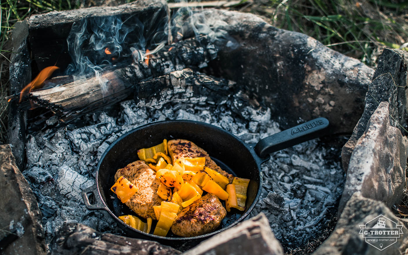 Es lässt sich nicht leugnen - als Freunde eines gepflegten Lagerfeuers, sind wir in kürzester Zeit auch große Fans unserer neuen Gusseisen-Pfanne geworden.