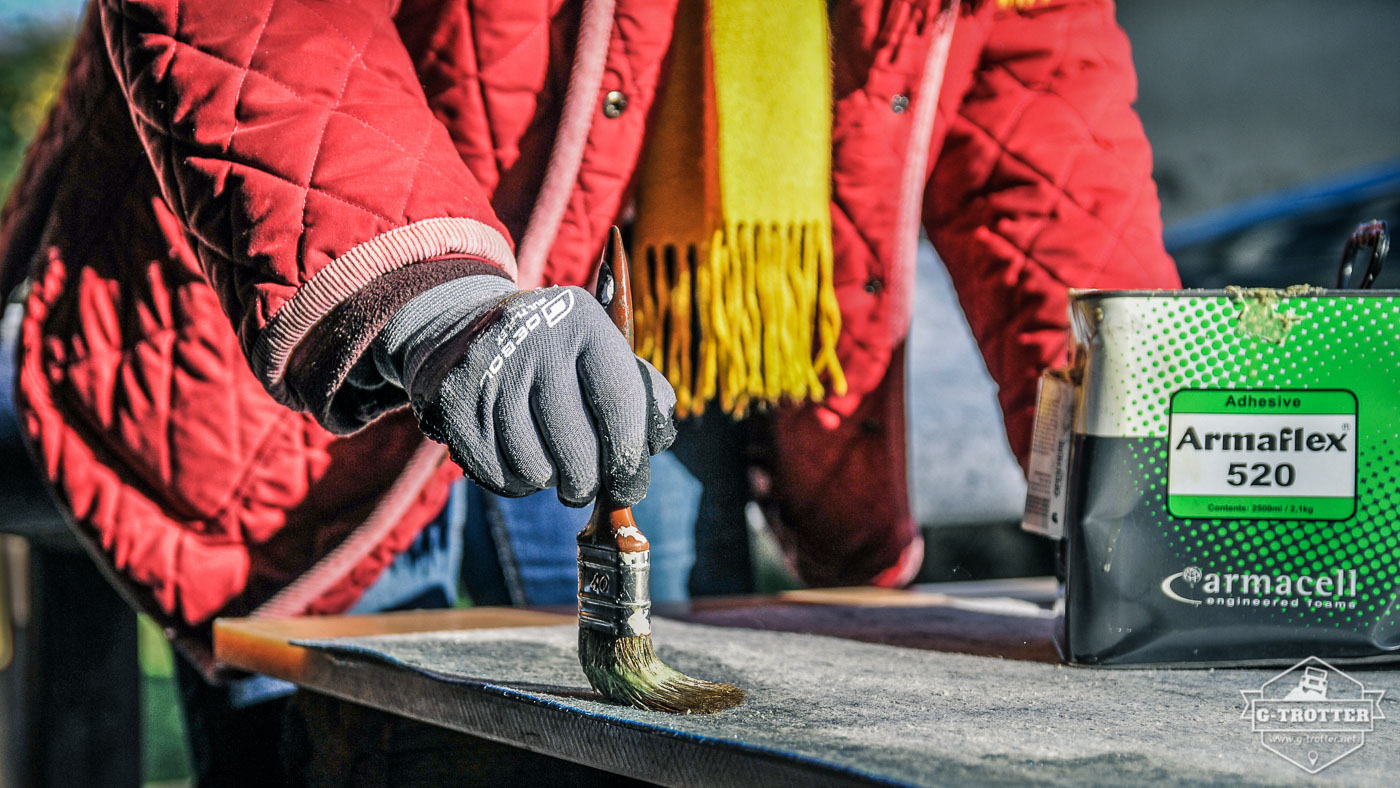 Der Teppich wird mit ausreichend Kleber eingepinselt. 