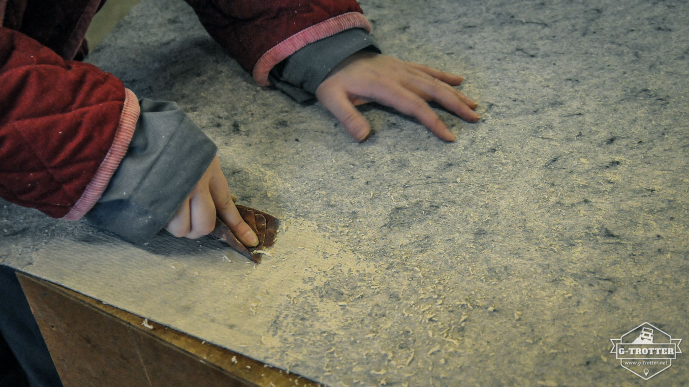 Before the grey carpet was ready for use, the rubber lining on its back had to be removed. Otherwise the glue wouldn´t have lasted.