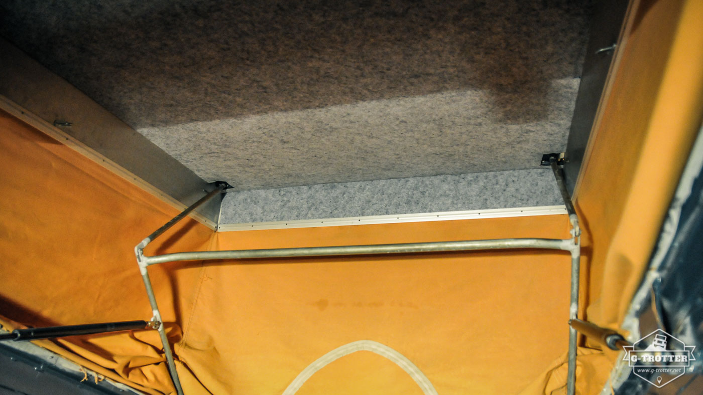 Auch die ca. 20 cm breiten Seiten des Aluminium Hubdachs wurden mit Teppich beklebt (ohne Armaflex darunter).