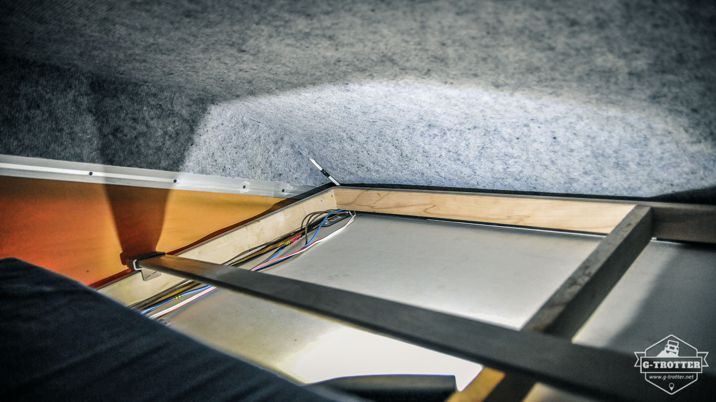 The part of the ceiling that lies above the cockpit (view from the slatted frame).